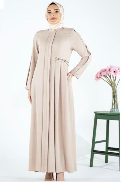 Beyza Emet Pili Detaylı Aksesuarlı Ferace Bej